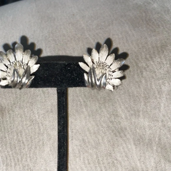 Vintage rare find Trifari Silver tone flower clip-on earrings! display picture 1